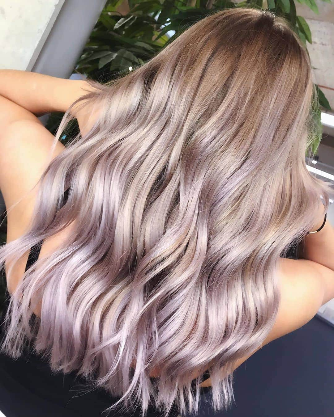 ghd hairさんのインスタグラム写真 - (ghd hairInstagram)「Dreamy lilac waves 💜 Tag a babe who would rock this look 👇😍 @leanne_chadwick_hair @gatsbyandmiller  #ghd #ghdhairpro #purplewaves #wavyhair #pearlwaves」8月15日 22時00分 - ghdhair