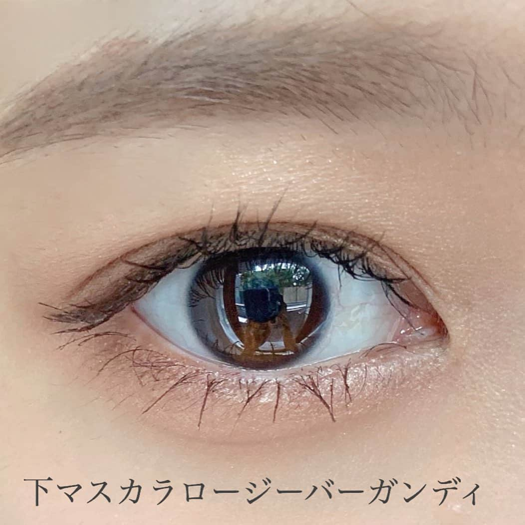 水越みさとさんのインスタグラム写真 - (水越みさとInstagram)「. 【コーム付きマスカラレポ】👀 . ブラシ自体がコームになってるマスカラは 結構あると思うのですが、 別でコームが付いているマスカラって ありそうでなかったような‥💡 頂いたのでレビューしていきます！ . 【使用アイテム】 EYECROWN（アイクラウンシリーズ） ◎ボリュームキング ◎ロージーバーガンディ . ボリュームキングはその名の通り ボリュームタイプのマスカラですが 塗り始めはどちらかというと長さの方が出る！ . でも、何度か重ねるとボリューム 出てくるのでやっぱり推してる通り ボリュームマスカラだなと納得💡 . コーム付きではあるけれど、そんなに ダマにもならないよ😊 カールキープ力は、そこまで無いので ボリューム、長さが出ても割と ナチュラルな仕上がりかなと思いました。 . ロージーバーガンディですが、 3枚目分かりにくいのですが よーくみると色味が赤茶っぽいんです✨ 目尻用みたいですが今回は下まつ毛に 使用してみました！ 黒色マスカラを根元に塗り、毛先だけ この赤茶マスカラ重ねても可愛いかも♡ . #韓国コスメ#韓国メイク#アイクラウン#メディヒール#マスカラ#ボリュームキング#ロージーバーガンディ#ブラウンマスカラ#カールマスカラ#ボリュームマスカラ#アイメイク#コスメレビュー#コスメレポ#下まつげ#自まつげ#自まつ毛#プチプラコスメ#コスメ紹介#pr」8月15日 21時55分 - mitan.m