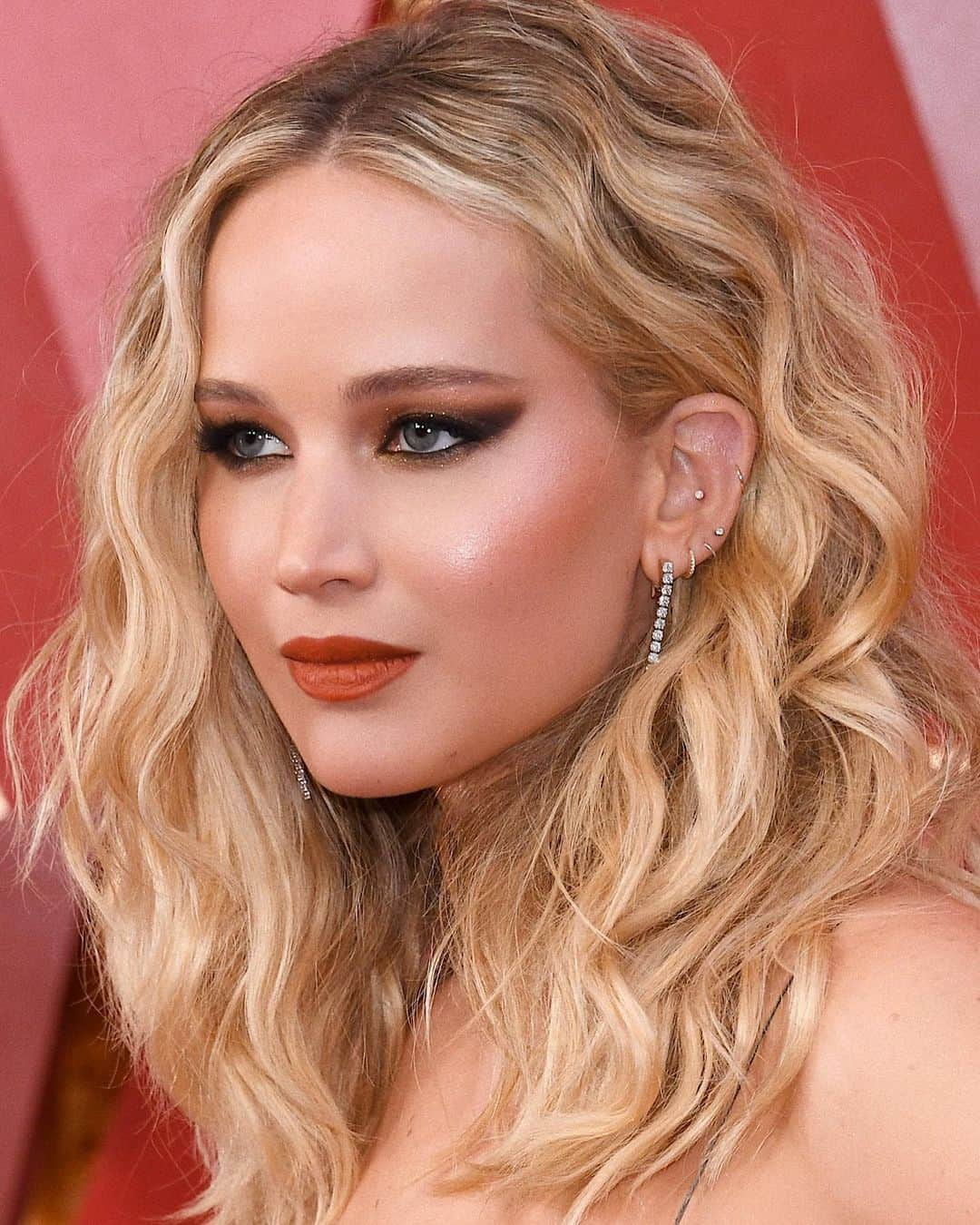 Hung Vanngoさんのインスタグラム写真 - (Hung VanngoInstagram)「Happy Birthday to #JenniferLawrence !!!🎂🧡🧡⭐️🌟💫✨⚡️」8月15日 21時55分 - hungvanngo