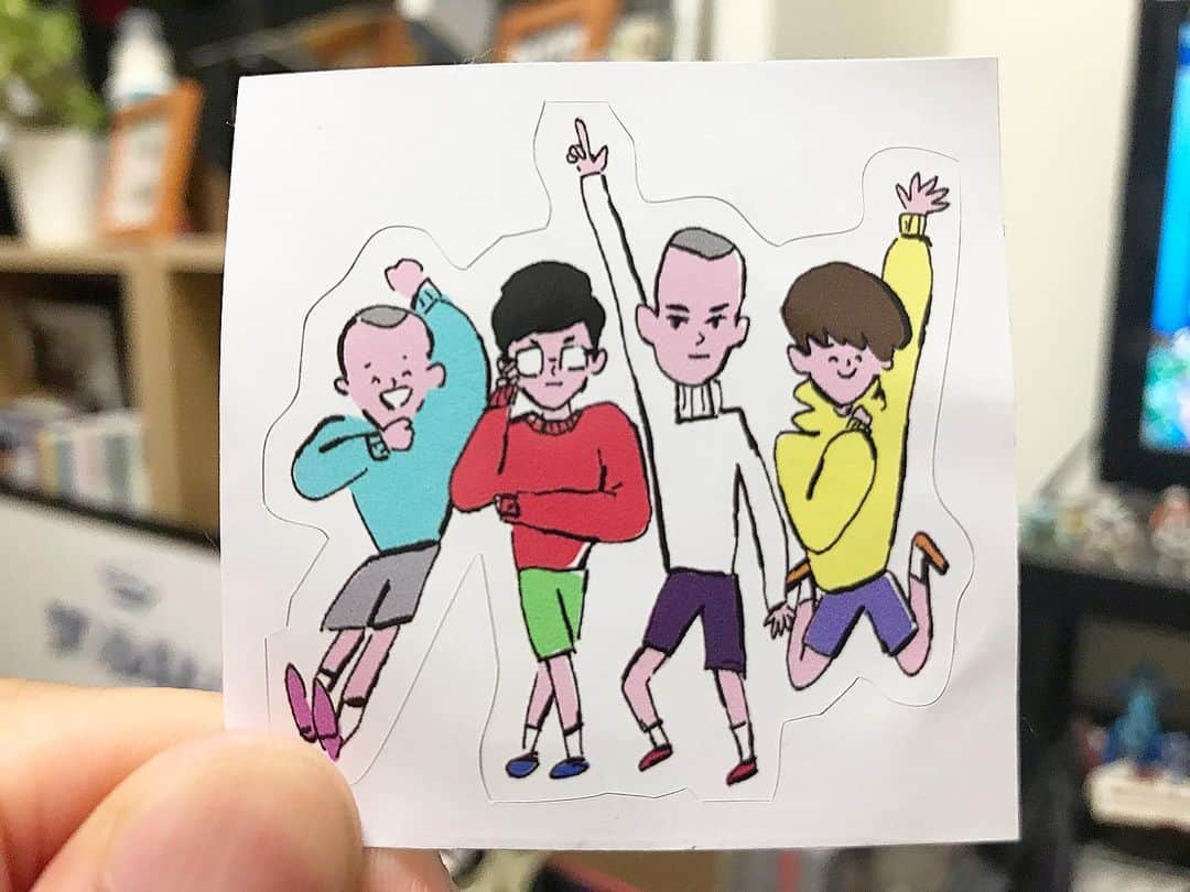 高見雄登のインスタグラム：「【ステッカーゲット！】 9/19ヒガチキのチケットをご購入された方に、先着で特製ステッカーをプレゼント！ いとうひでみ( @itohidemi )さんが作ってくださった激レアステッカー、ぜひゲットしてください！ 【ステッカーのゲット方法 】 既にチケットよしもとなどでチケットをご購入された方 →発券したチケットを、チケ売りしている今井か髙見に見せれば、ステッカーゲット！  手売りでチケットを買ってくれた方 →その場でチケットといっしょにステッカーゲット！  チケットよしもとなどでチケットを買ったけど、当日まで今井にも髙見にも会えない方 →チケットの番号がわかる発券済みのチケットの写真とお名前を、髙見のインスタにDMで送ってください。 (髙見のインスタのみです。今井や西野やナダルに送っても受付できません！) 9/19当日、ヒガチキ終演後にマンゲキのロビーで髙見にチケット番号と名前を伝えると、ステッカーゲット！  少しややこしいかもしれませんがよろしくお願いします！  昨日の幕張もめちゃくちゃおもろかったヒガチキ！マンゲキでやるのめっちゃ楽しみです！ みなさんお早めにチケット買ってください！ よろしくお願いします！  9/19(木) 「ヒガチキ-大阪-」 会場 よしもと漫才劇場 18:15開場/18:30開演(20:00終演) チケット前売り 1500円」