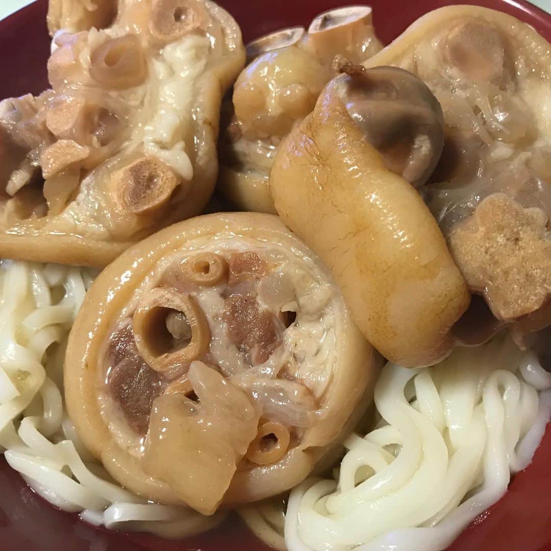 のインスタグラム：「これや〜っ👏(・_・)ｽﾊﾞﾗｼｲ  スーパーの茹でいらずのうどんの上に、豚足(こちらもスーパーの温めるだけのやつ)を乗せて食べる！ ・ はまりそ〜！ ・ おすすめ ・ 安い、早い、うまいの三拍子 ・ #いいね返し #Shizuoka  #東海 #食べ物 #静岡グルメ #静岡ランチ #パン🥐 #インスタ映え #酒飲み #静岡 #静岡市街中ランチ #ラーメン🍜 #おすすめカフェ☕️#静岡市パン屋 #デザート #スイーツ🍰 #駿河区ランチ  #葵区ランチ #静岡市ランチ #静岡市グルメ #静岡市カフェ #静岡市 #美味しいもの大好き #食通 ・ ・ 静岡市の食通さんと繋がりたい 情報交換求む  もっと美味しい店知りたい ・ #followme #eat #grumet #food #cafe #lunch」