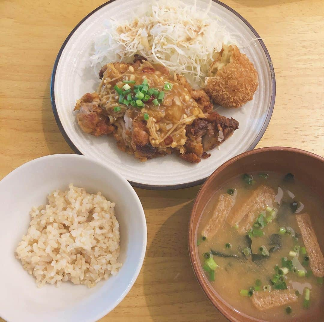 伊藤愛梨さんのインスタグラム写真 - (伊藤愛梨Instagram)「今日は鶏肉でボリューミーな夜ごはん🐔  ダイエット中はきのこ類と鶏肉はマストメニュー✨  #あいりんまるごはん #お家ごはん  #ヘルシーメニュー #ダイエットメニュー #白砂糖不使用 #メープルシュガー #糖質オフメニュー #糖質オフ #糖質オフダイエット #糖質カット #痩せるレシピ #太らないメニュー  #老化防止 #揚げ鳥  #筋肉メニュー #プロテイン #えのき」8月15日 22時08分 - ilovely1007_