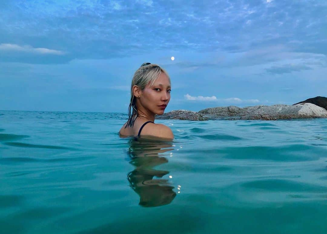 パク ・スジュさんのインスタグラム写真 - (パク ・スジュInstagram)「Waxing gibbous 🌝🐺 #fullmoon in Aquarius 📸: @dafstudio」8月15日 22時09分 - soojoo