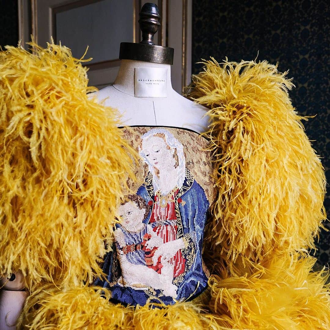 のインスタグラム：「A stitch in time, some of the most precious representations of artwork are displayed onto this Alta Moda dress, surrounded by large yellow plumes that give it added volume.  #DGAltaModa #DGFattoAMano」