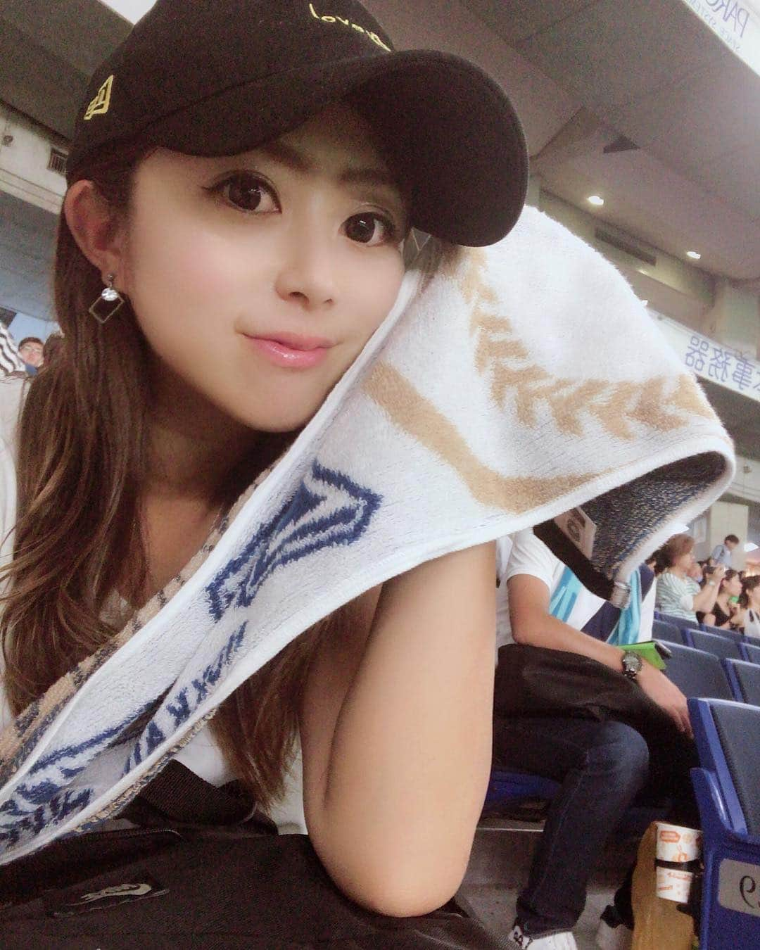 青木茉里奈さんのインスタグラム写真 - (青木茉里奈Instagram)「日ハムvs千葉ロッテ⚾️ まだ観戦初心者でどこのファンとかないんだけど、日ハムめっちゃ観てみたかったの✨負けちゃったけど、凄く楽しかった📣( ^ω^ )✨ #野球観戦 #東京ドーム #⚾️ #✨」8月15日 22時04分 - marinaaoki28