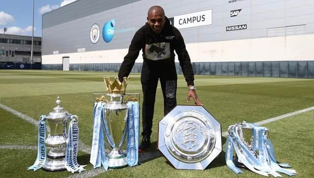 フェルナンジーニョさんのインスタグラム写真 - (フェルナンジーニョInstagram)「Os troféus do @mancity já chegaram em Curitiba! Quem quiser conhecer e tirar fotos, é só aparecer hoje à tarde no Memorial de Curitiba. 🏆🏆🏆🏆」8月15日 22時04分 - fernandinho