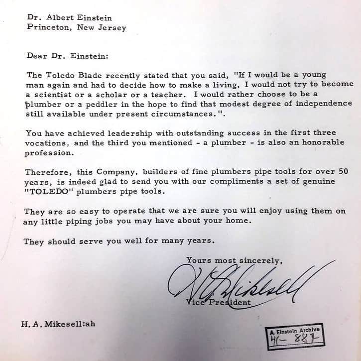 アルベルト・アインシュタインさんのインスタグラム写真 - (アルベルト・アインシュタインInstagram)「Throwback Thursday: According to this letter at the Albert Einstein Archives, the famed physicist had another profession in mind: He wanted to be a plumber.  #throwbackthursday #einstein #archives」8月15日 22時05分 - alberteinstein