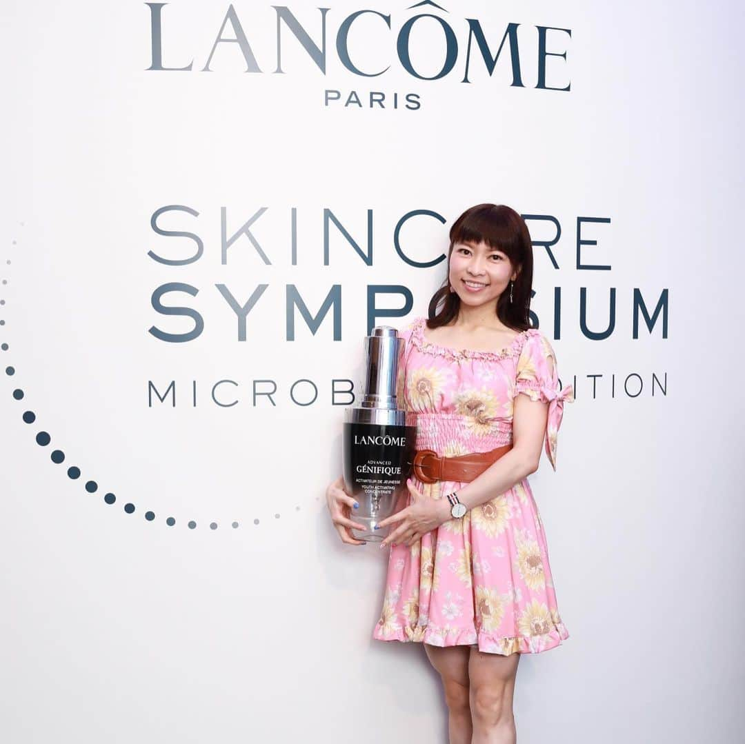 DJ MIYAさんのインスタグラム写真 - (DJ MIYAInstagram)「こんばんわぁぁー❤️ . .  先日 「ランコム（@lancomeofficial ）」様の  新製品、お披露目会に出席しました♪❤️ . .  9月6日全国発売となる 新作コスメ『ジェニフイック アドバンスト N 』🎀この美容液を一足先に、家で使ってるよーぉ💗💗 .  とってもお肌が潤い、みずみずしいー❤️ メイクのりがとても良くなりましたぁ❤️毛穴も引き締まっているかも❤️ 1枚目はofficial cameramanさんが撮ってくださいました💗 . . . .  六本木ヒルズの上の、六本木アカデミーヒルズで行われました。とても華やかで異次元の空間だった～～！💓 . .  スキンケア女将の栗田さん、横山さんとお話しもさせていただきとても楽しいひと時でしたぁー💗 . マイクロバイオーム❤️は、バリア機能を強化し肌の自己回復を促すもの❤️ . 顕微鏡で菌を見てみました(^ ^)すごかったょぉー！❤️ . なんと、新ジェニフィックは日本だけで手に入るだそうです❤️ . . 美肌菌の研究をしつくしたランコムの最新テクノロジーについてもお勉強になりました💗 .  ありがとうございました😊 . .  #新ジェニフイック #マイクロバイオーム  #美肌菌  #レセプションパーティー　#新製品発表会　#コスメ好き #ジェニフイックアドバンストN  #ランコム　#lancome #スキンケア女将 #Lancomeparty  #新作パーティー　#美容　#美容マニア　#美容ブロガー　#コスメマニア #メイク好き　#今日のコーデ　#パーティーコーデ　#今日のファッション　#メイクアップ #インスタグラマー　#インフルエンサー　#美容インフルエンサー」8月15日 22時06分 - dj_miya