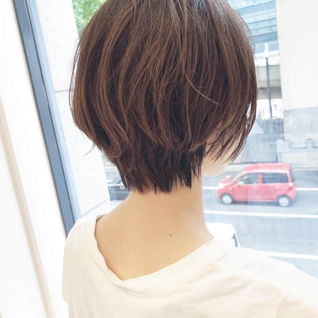 鮫島邦明のインスタグラム：「明日はまた暑いんかなー 暑いせいもあるんかショートが多いね^_^ #ハイライト #アッシュカラー #梅田美容室 #梅田美容院 #ヘア#梅田ヘアスタイル #髪型 #ヘアセット #ヘアメイク #キラ水 #グラデーション #ホリスティックカラー #ヘアアレンジ #アレンジ #就活 #美容学生 #美容専門学校#gu #snidel #梅田美容師 #モデル #サロンモデル #サロモ #ヘアカタ #ショートヘア#ショート #aujua --------------------------------------. 梅田と東京出店を計画中 スタッフ募集中メッセージくださいね★ AVANCE.CROSStuin梅田茶屋町 TEL06-6377-7211 AVANCE.CROSSmel c西梅田 TEL06-6348-2050 gif.hair TEL06-6377-7277 AVANCE.京橋 TEL06-6356-1555」