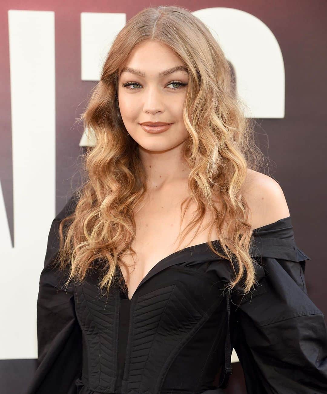 Just Jaredさんのインスタグラム写真 - (Just JaredInstagram)「@gigihadid is responding to the backlash she received over what she wrote about Greece after being robbed in Mykonos. Tap this pic in the LINK IN BIO to read her statement.  #GigiHadid Photo: Getty」8月15日 22時07分 - justjared