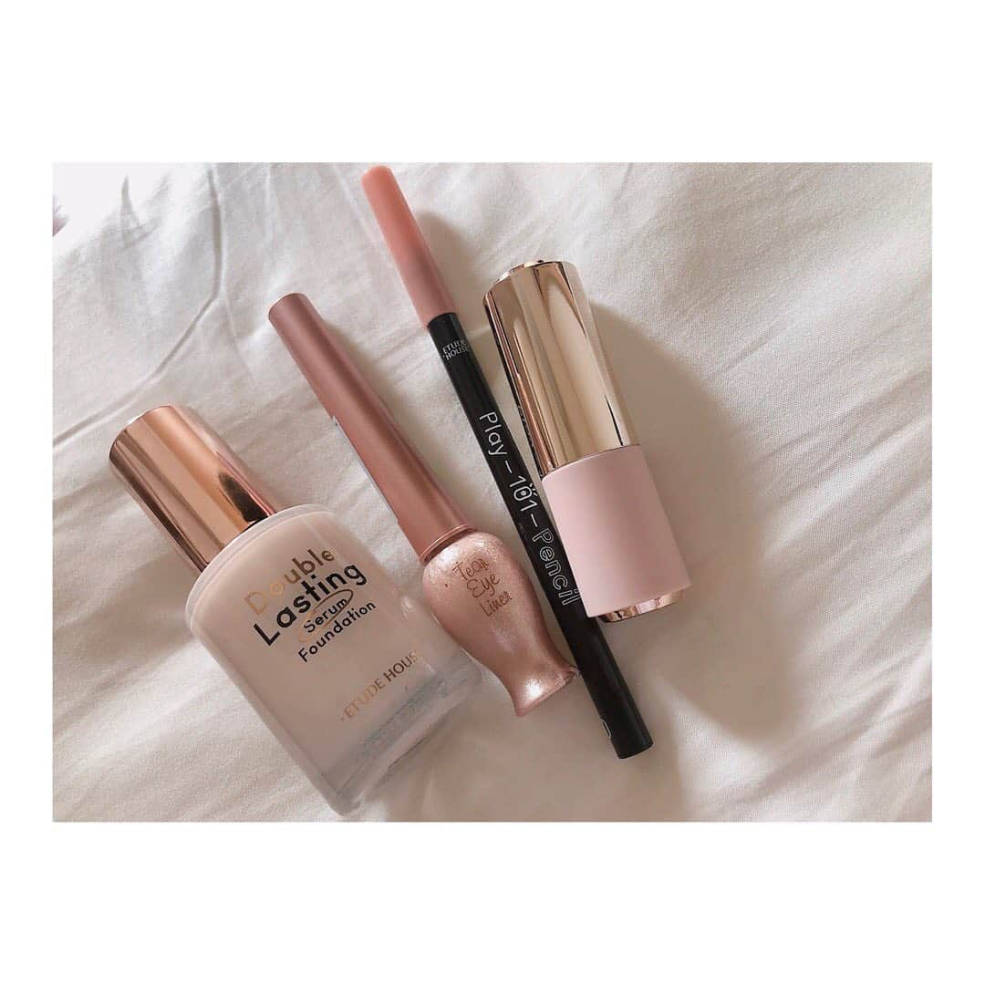 新木さくらさんのインスタグラム写真 - (新木さくらInstagram)「﻿ エチュードハウスで化粧品購入した💄✨✨﻿ ﻿ ﻿ #ダブルラスティングセラムファンデーション﻿ さくらは、ライトバニラ にしました❤︎﻿ ﻿ #ティアーアイライナー BE101﻿ 前使ってたのが無くなったけん色変えてみた﻿ 涙袋に少しだけ塗ります﻿ ﻿ #プレイ101ペンシルシマー 10番﻿ ツイッターで話題になってたので即購入！！﻿ めっちゃキラキラして可愛いよ﻿ ﻿ #ベターリップトークベルベット BE105﻿ マット系のリップに挑戦！！笑 ピンクって感じの色です☺︎﻿ ﻿ ﻿ これ使ったメイクの自撮り今度載せます🌸  #メイク #化粧品 #エチュードハウス」8月15日 22時09分 - araki_sakura14