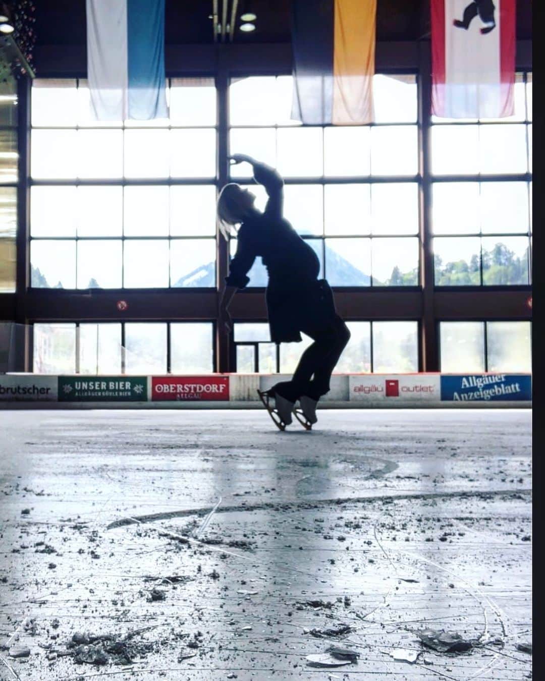 アリオナ・サフチェンコさんのインスタグラム写真 - (アリオナ・サフチェンコInstagram)「Can’t resist the ice 😇 #figureskating #ice #passion #pregnancy #babygirl #dowhatyoulove」8月15日 22時10分 - aljonasavchenko