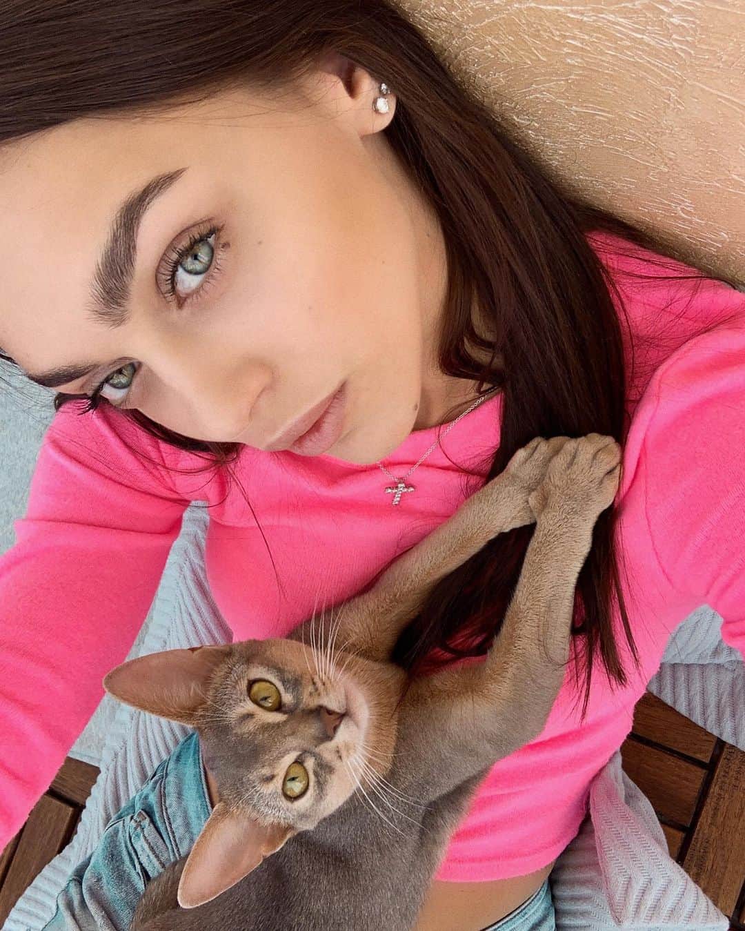 Zhenya Katavaのインスタグラム：「Шерочка с Машерочкой 💞 на любимом балконе. #BFF」
