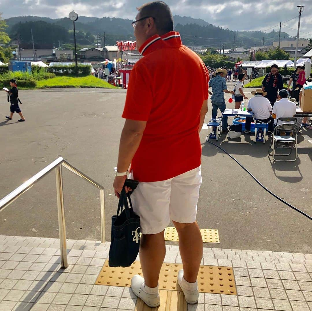 西尾夕紀さんのインスタグラム写真 - (西尾夕紀Instagram)「「夏まつり」in 小野町🎇  今日は雲行きがあやしく…。 小雨が降ったり、止んだり…。 風が強く吹いたり 止んだり…💨 いつもは晴れ女なわたしも ちからを発せられず やはり、台風🌬の影響も あったのでしょうか…😓 雨になって☔️しまった。  ステージ上には 地元スタッフの皆様がシートを 引いてくださったり シートで屋根を作って くださったりで 一生懸命尽くして下さいました。  お客様も傘をさしたり たたんだり…😅 なかなか降り止まない雨でしたが そんな雨の中でも誰一人として 帰らず、歌を聴いてて 下さいました🙇‍♀️ 小野町の皆様❣️ あたたかく迎えてくださり ありがとうございました🙇‍♀️ 花束💐のプレゼントも 頂戴し 感謝の思いでいっぱいです。  そして…。 サプライズゲストの登場。 嬉しかったなぁ🤣  わざわざ浅草から よしだ鮨の大将と 奥様のご登場！！ 貴重なお盆休みを わが町ふるさと小野町に 来てくれて有難う‼️ と、たくさん 差し入れを持ってきてくださり 大好物のままどーるや たけのこのおにぎり。 そして…。 栄養ドリンクも 持ってきてくださり 本当に感謝でございます。  大将！！ママ！！ 有難うございました🙇‍♀️ 年に1度の夏まつりは お天気にはなりませんでしたが 素敵な記憶に残る 思い出となりました😆  また、リベンジで伺いたいなぁ…。 地元の皆様❣️ ありがとうございました🙇‍♀️ 今夜はサイダー🥤で カンパイよ👍 #福島県 #小野町 #夏まつり #これも思い出 #また来たいなぁ #楽しかった」8月15日 22時12分 - yuki_nishio_