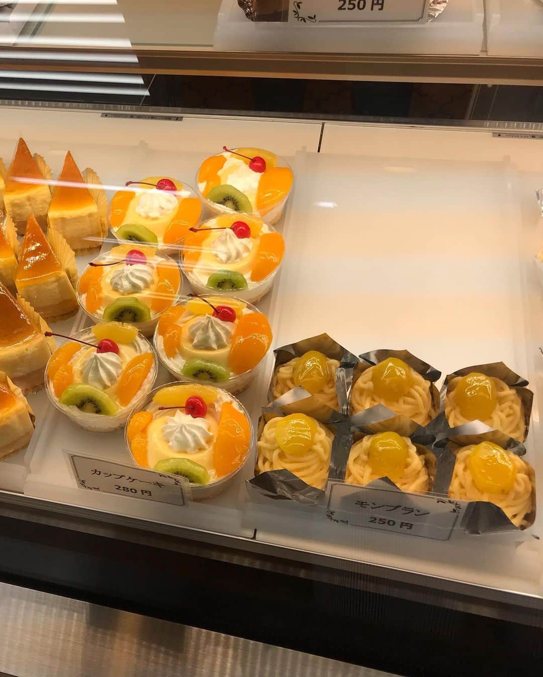 福田淳子さんのインスタグラム写真 - (福田淳子Instagram)「小さい頃、よく行ってたお菓子屋さんに30年くらいぶりに行きました。お店の中にショーケースが2つあって和菓子と洋菓子どちらも買えるのです。最後に食べたのがいつだから思い出せない。だんだん、もっとおしゃれなお店ができて、そこには自然にいかなくなりました。本当に久しぶりにいったら、ラインナップが記憶のままでびっくり。値段もほぼ同じくらいじゃない？4つ買っても1,000円以内。おうちに帰ってきてその当時、お気に入りだった「オレンジババロア」をいただきました。「オレンジ」と言うか「みかん」（しかも缶詰の）です笑。でも、本当に優しい味で、素朴で、嫌味がなくて今食べても普通においしかったです。記憶のままの味でした。 すべてに昭和感が漂い、ダサいとかを通り越して、そのノスタルジィが愛おしい感じ。ずっとこのままでいてほしいわー。 でも、行った時にもお店にはお客さんがたくさん来ていて、みんなに愛されてる感じがしました。  一方、お土産で買ってきた対極的な都会のパン。エスカルゴのショコラ・ピスターシュが1番好き。ディニッシュ好き（おいしいのに限りますが）としては、お店が一瞬なくなったときは寂しかったけど、復活してうれしいです。袋が水色（まさにjunkoblue）なのも好き。はぴも興味深々。「パンを食べるときは牛乳」が我が家のルールみたいなもので、今でも小さい頃使っていたカップで提供されます。カップが小さいのは私が大きくなったからなんだろうな。サクサク感が薄れる今は、若干焦げてもオーブントースターで焼いてから食べるのがこだわり。  #RITUEL #エスカルゴ #ショコラピスターシュ #fukuhapidays  #オレンジババロア」8月15日 22時14分 - junjunfukuda