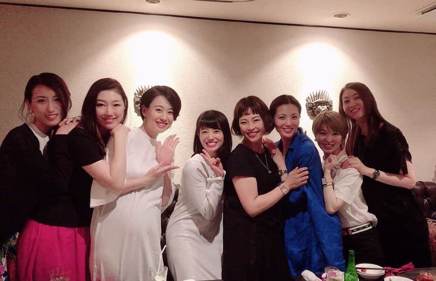 のインスタグラム：「昨日の観劇後は、雪組OGの皆様との会に参加させて頂きました！！🙏 大〜〜好きな壮さんにホントお久しぶりにお会い出来たり♩♩ 同じく大好き過ぎる雪組OGの皆さまと笑いまくった幸せな夜に！！ 感謝🤤🙏💓 #雪組 #宝塚」