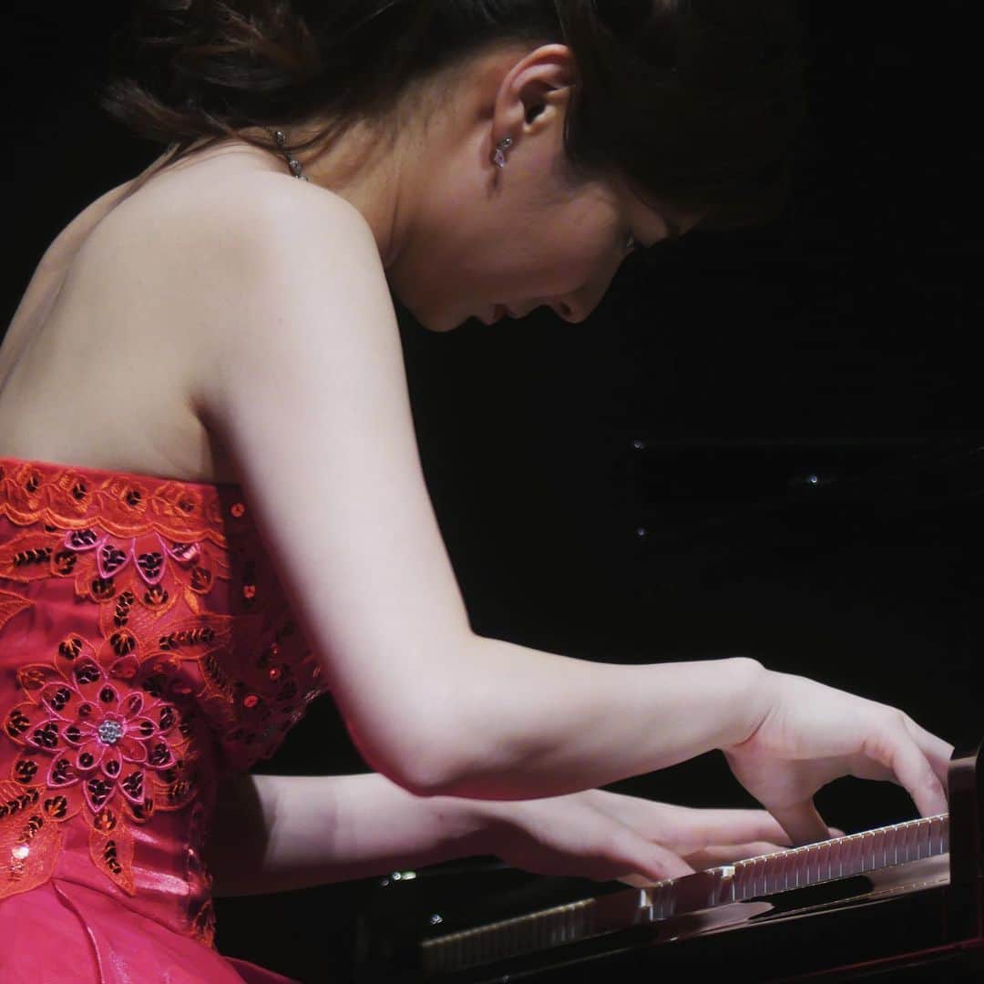 森本麻衣のインスタグラム：「👀 . . . . . #maimorimoto#piano#pianist#steinwayandsons#steinway#concert#🎹#🌺 #森本麻衣#ピアノ#演奏中#ピアニスト#ぴあの#スタインウェイ#コンサート#クラシック#ドレス#👗」