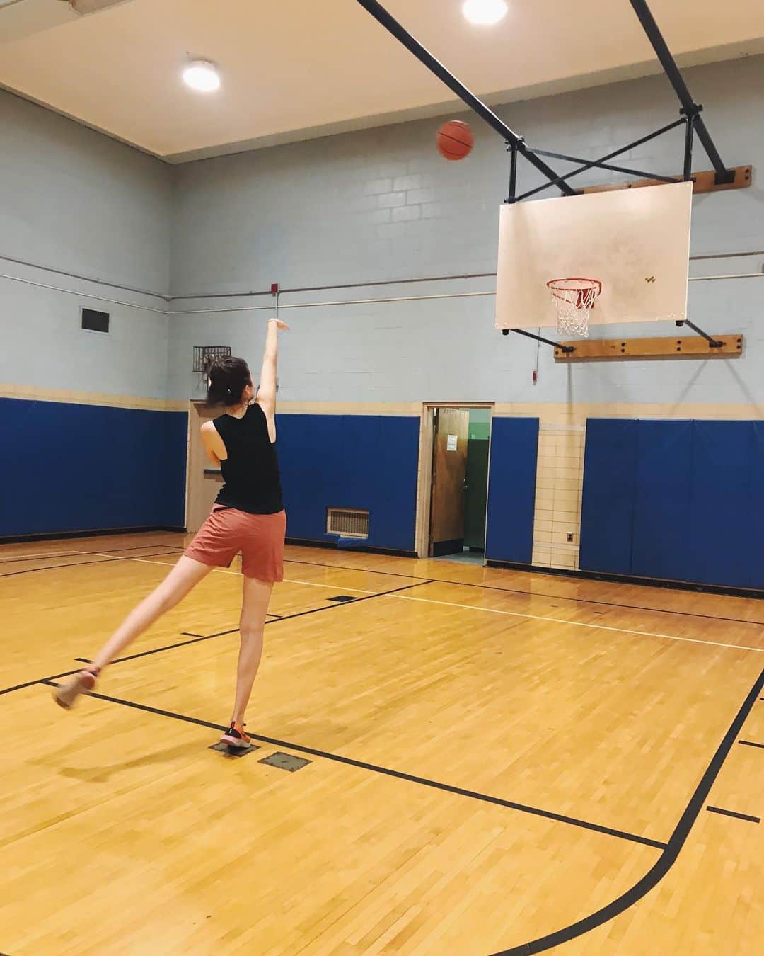 香華（KOuKA）のインスタグラム：「I haven’t played basketball since middle school and it felt incredible stepping back on the court! I also met a fantastic group of badass women 🏀⛹🏻‍♀️💪@lady_ballerzz」