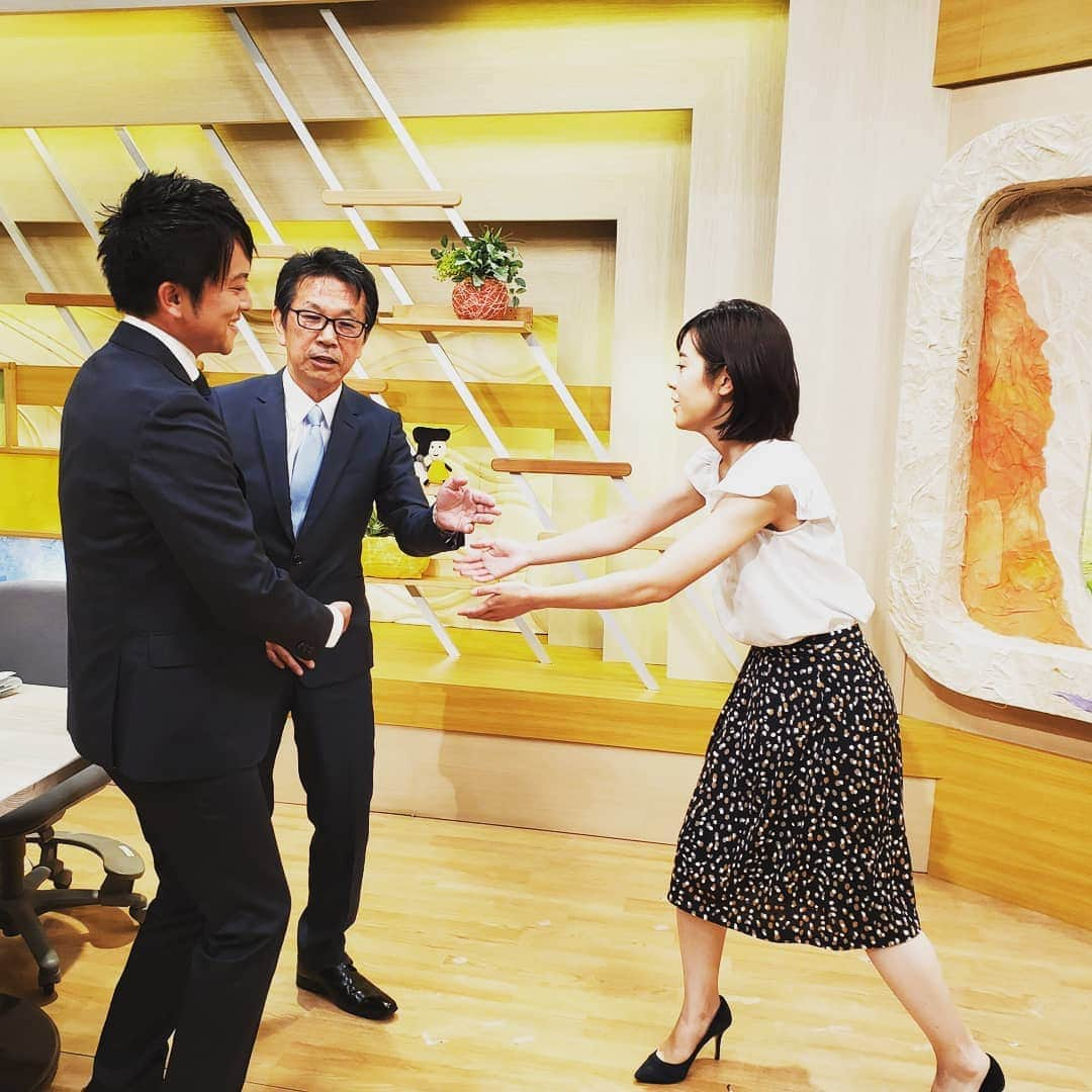 飯田嘉太さんのインスタグラム写真 - (飯田嘉太Instagram)「石川さんLive News it！ 今日のゲストは北陸学院大学の 村井万寿夫教授でした✨  台風⑩号の最新情報から 夏休みまだ間に合う工場見学、 県内の終戦の話題や夏の成人式などを お伝えしました‼  石川県には今夜遅くからあす未明辺りに 台風が最も接近する予想です💦 むやみな外出などは控えて下さい。  写真は誰が真ん中に…という譲り合いの写真📷 カメラマンは河合アナ☺️ そして久保田アナが中継デビューでしたが 写真撮り損ねました…😢 代打のキャスターもあと①日 明日もよろしくお願いします★  #石川さん #livenewsit #ゲスト #北陸学院大学 #教授 #村井万寿夫 さん #台風 #久保田啓介 アナ #中継デビュー #お疲れ様でした #写真の真ん中 #譲りがち #どうぞどうぞ #石川テレビ #アナウンサー #announcer #加藤愛 アナ #飯田嘉太 #津幡町 #夏の成人式 #新成人 #おめでとうございます」8月15日 22時26分 - kabuto_iida