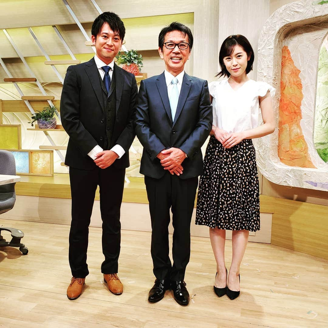 飯田嘉太さんのインスタグラム写真 - (飯田嘉太Instagram)「石川さんLive News it！ 今日のゲストは北陸学院大学の 村井万寿夫教授でした✨  台風⑩号の最新情報から 夏休みまだ間に合う工場見学、 県内の終戦の話題や夏の成人式などを お伝えしました‼  石川県には今夜遅くからあす未明辺りに 台風が最も接近する予想です💦 むやみな外出などは控えて下さい。  写真は誰が真ん中に…という譲り合いの写真📷 カメラマンは河合アナ☺️ そして久保田アナが中継デビューでしたが 写真撮り損ねました…😢 代打のキャスターもあと①日 明日もよろしくお願いします★  #石川さん #livenewsit #ゲスト #北陸学院大学 #教授 #村井万寿夫 さん #台風 #久保田啓介 アナ #中継デビュー #お疲れ様でした #写真の真ん中 #譲りがち #どうぞどうぞ #石川テレビ #アナウンサー #announcer #加藤愛 アナ #飯田嘉太 #津幡町 #夏の成人式 #新成人 #おめでとうございます」8月15日 22時26分 - kabuto_iida