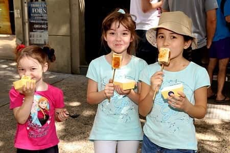 DOMINIQUE ANSEL BAKERYさんのインスタグラム写真 - (DOMINIQUE ANSEL BAKERYInstagram)「#TBT to when these little ladies and the cast from @frozenbroadway stopped by to help us celebrate National S’mores Day with Frozen S’mores. 😎🍦🔥(photos by Joseph Marzullo/WENN)」8月15日 22時19分 - dominiqueansel