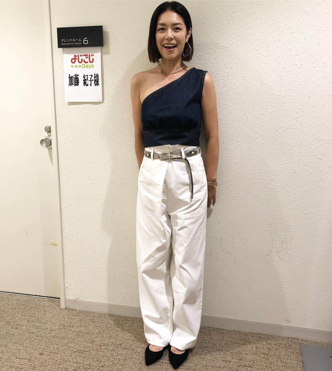 のインスタグラム：「テレビ東京「よじごじDays」にお付き合い下さった方、ありがとうございました！ 人生初“ワンショル”😊 「なんか恥ずかしいけど、着ると楽しい〜」なアイテムだと学びました。 そして番組、安定の穏やかで楽しいしかなかったです！  #よじごじdays  #久しぶりに薬丸さんとお会い出来た！ #松丸アナさんは今日も可愛かった♡」