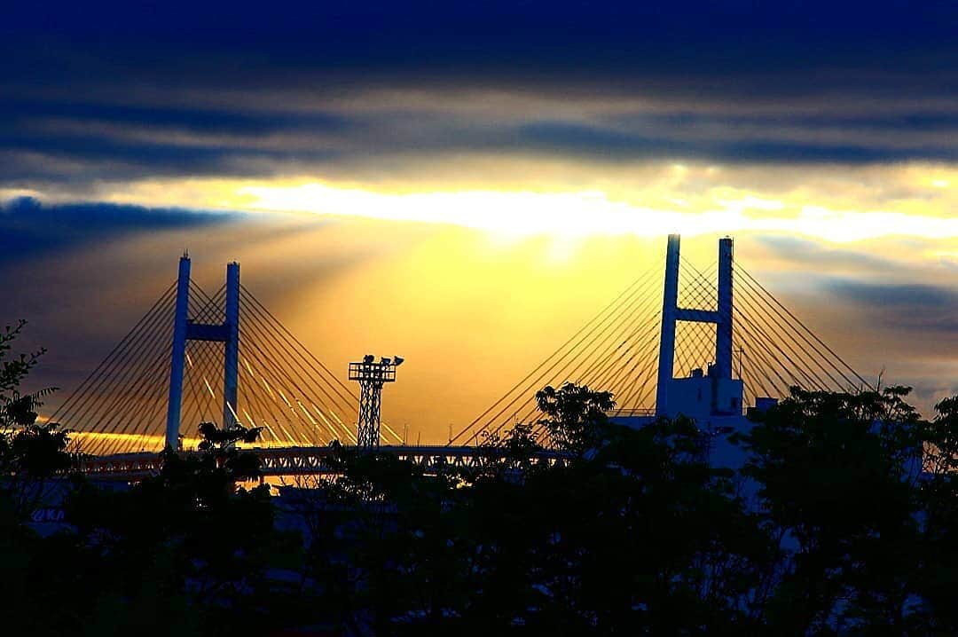 横浜市さんのインスタグラム写真 - (横浜市Instagram)「Shining through the storm above the Yokohama Bay Bridge. Photo: @sora_ocean #myyokohama」8月15日 22時23分 - findyouryokohama_japan