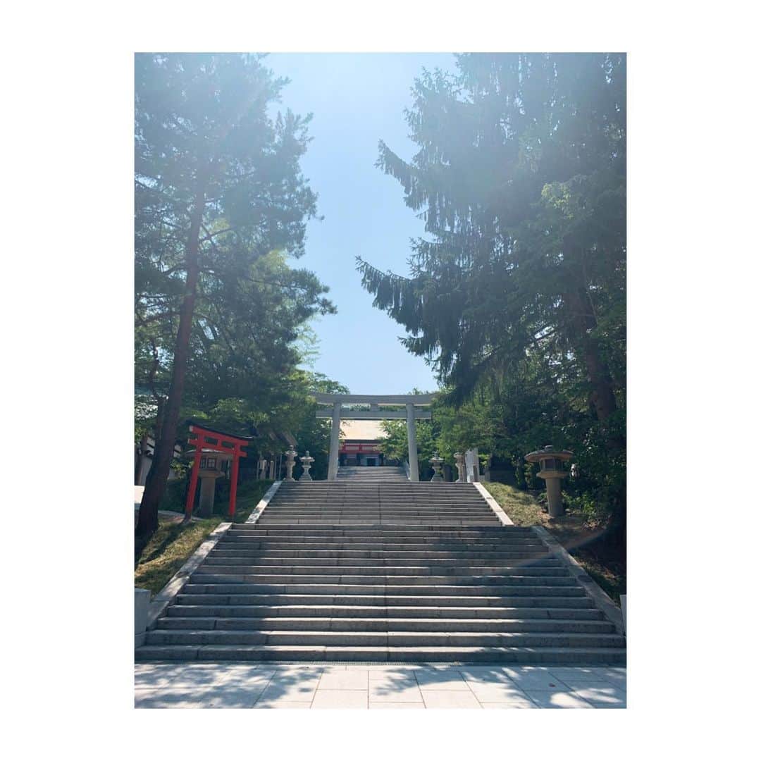 喜多よしかさんのインスタグラム写真 - (喜多よしかInstagram)「真夏日に行った 住吉神社🌳⛩🌳 ・ 階段登り切ったら遠くに海が少し見えるの知らなかったなー🐬 ・ #小樽 #住吉神社 #夏 #8月 #海」8月15日 22時39分 - yoshika_1002_official