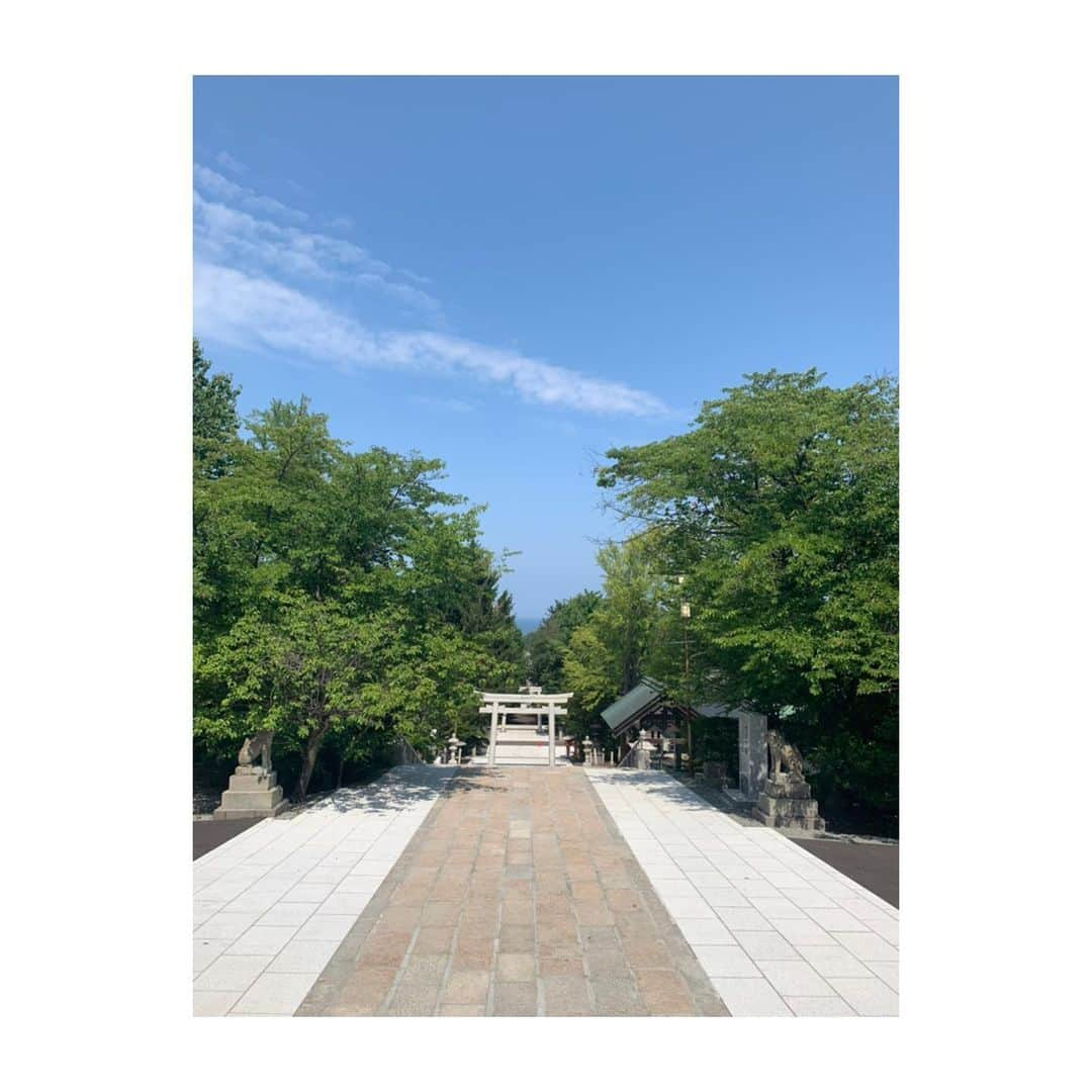 喜多よしかさんのインスタグラム写真 - (喜多よしかInstagram)「真夏日に行った 住吉神社🌳⛩🌳 ・ 階段登り切ったら遠くに海が少し見えるの知らなかったなー🐬 ・ #小樽 #住吉神社 #夏 #8月 #海」8月15日 22時39分 - yoshika_1002_official