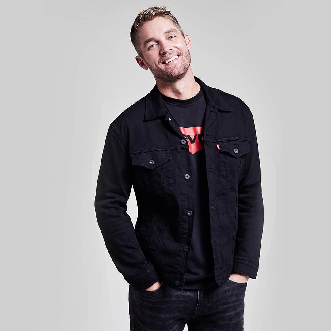 ロック&リパブリックのインスタグラム：「Everyone has a favorite pair of Levi’s, including country artist Brett Young. His go-to? The 511™ Slim Fit. Tap to shop and see more of @brettyoungmusic for @levis at Kohl’s. #Kohls」