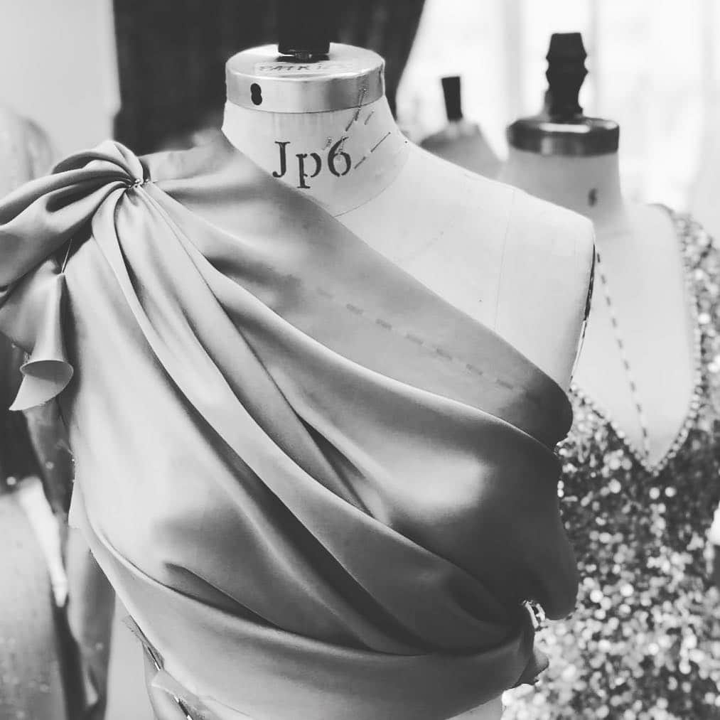 のインスタグラム：「A little silky drapery in the studio XJP #studioshots」