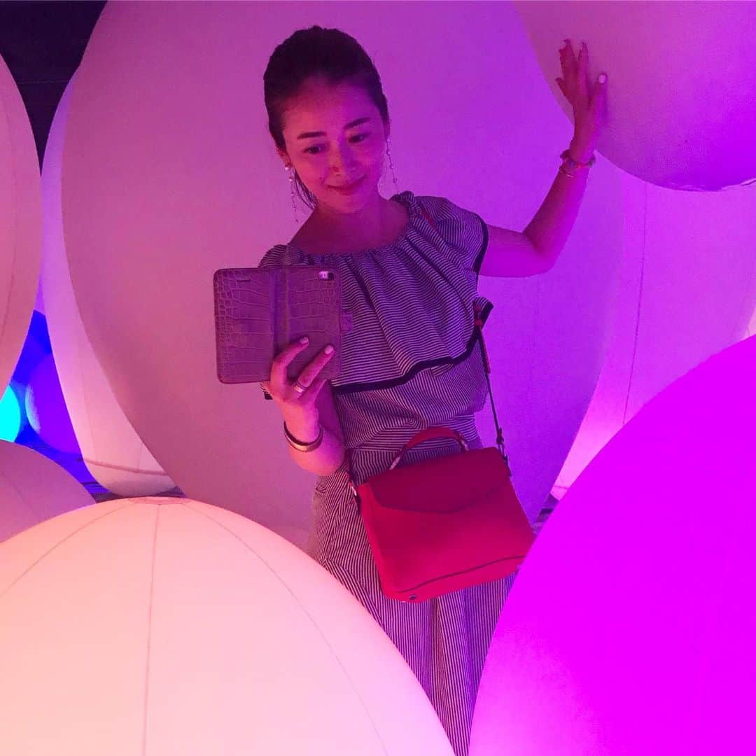 のインスタグラム：「. 初めてお台場のチームラボへ✨ . 前やっていたヒカリエのチームラボより パワーアップしたようで更に楽しかった！！ . 自分が動いたり触れたりする事で 変化する光のアート🎆には 子供も大人も大はしゃぎ。 . アクティブに動いて楽しむ、 運動の森というエリアから ほぼ出ませんでした😂 . 今回はナイトパスを買って 娘のお友達母子と4人✨ . .  夏休みも後半、あと少し頑張ろう！ . . #teamlab#チームラボ #チームラボボーダレス」