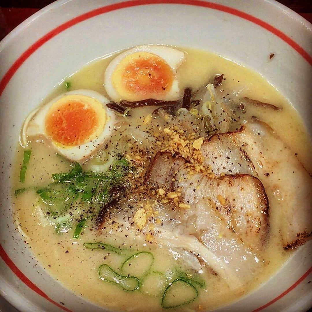 田井弘子さんのインスタグラム写真 - (田井弘子Instagram)「よく行く、とんこつラーメンのお店。 ずっと気づかなかったわ。 忍者の潜むお店でした‼️ 「ニンニン」(笑) かわいい☆  #おひとりラーメン  #とんしお が好き #替え玉します  #固め」8月15日 22時38分 - hirokotai