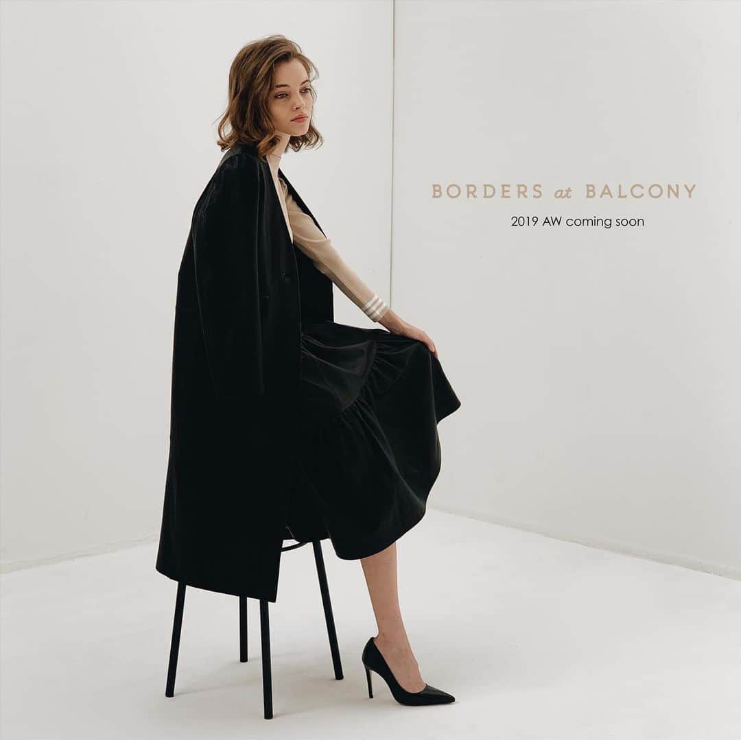 BORDERS at BALCONYのインスタグラム：「@bordersatbalcony_official 2019 AWの新作がもうすぐ発売いたします‼  今回もカッコよくて、ON/OFFとも着心地よく着られる商品を取り揃えているので、皆様ぜひ楽しみにして下さい‼⁠⠀ ⁠⠀ 今季はサンドベージュがキーカラーです‼」