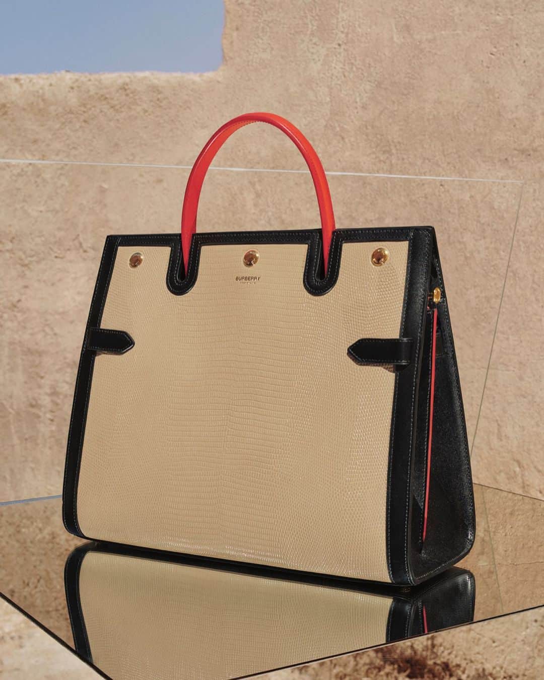 のインスタグラム：「#TheTitleBag . Beautifully sleek and minimal, fresh iterations of the elegant runway design arrive for the new season . The cut-out handle subtly reflects the lapels of our classic trench coat, alongside statement details: the triple-stud closure and polished top bar . #BurberryGeneration」