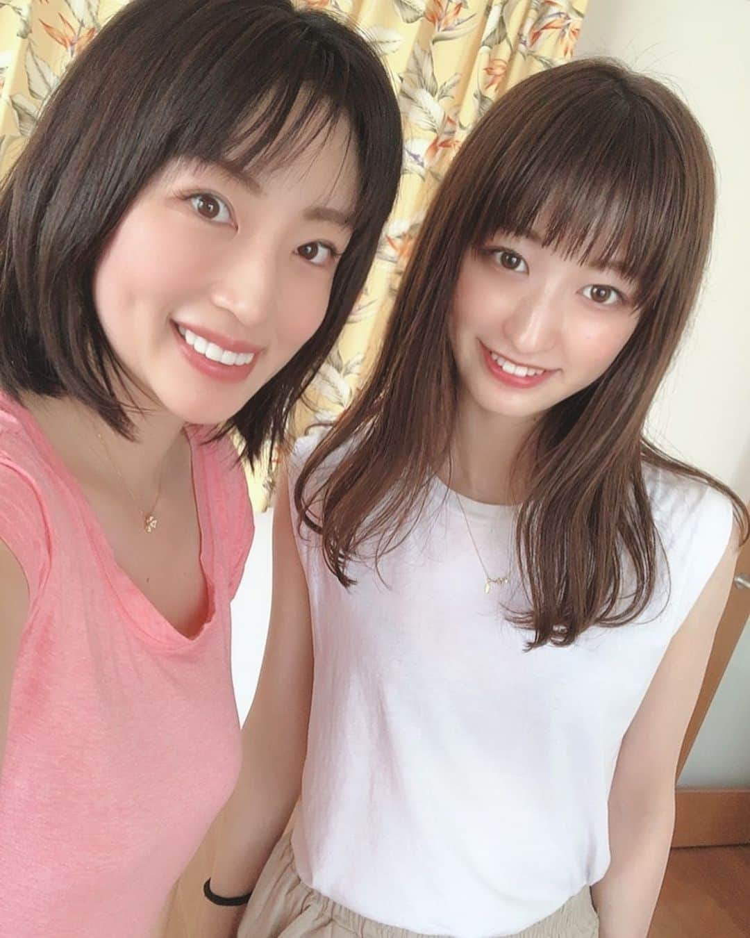 庄司ゆうこさんのインスタグラム写真 - (庄司ゆうこInstagram)「今日から素敵なセラピストさんがPSYの仲間入りしました(^^) 大手リラクゼーションスパで指名ランキング全国2位を取ったことがあるという、超ゴッドハンドのななちゃんです✨ しかも22歳で若くて可愛い❤️笑 オイルトリートメント、ストレッチ、整体と全部やってもらったけど、どれも最高に上手だった😍✨ 細いのに力強いよ‼️特に全身オイルがオススメです✨ 入会してない方でも体験料金1時間12000円で受けれますのでご予約お待ちしてまぁす🤗 そして私は研修したり、レッスン2本、説明会などで今日はドタバタでした🤣 #オイルトリートメント#整体#ストレッチ#指名#ランキング#ナンバー2#めちゃくちゃ上手#ゴッドハンド#ポジティブスターヨガ#セラピスト#仲間入り#携帯ケース#ジミーチュウ#チェンジ#お盆は#仕事三昧」8月15日 22時42分 - yuko.shoji