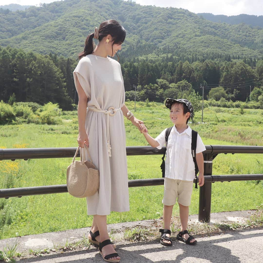 Eri Satoのインスタグラム：「beige×blackリンクコーデ · one-piece: @ciaopanictypy shoes: @outletshoes_official bag: @museco_jp · ワンピは展示会でオーダーしていたもの。 これ人気だよね！袖のとことか可愛くて、前後逆でも着られるの。 私が着るにはもう少し丈が長かったら良かったな···😣 ベルトはこんなのが欲しくて自分で作ってみたよ。作り方blogにのせました · 少しだけ帰省して、#大内宿 に行ってきました😊 ここ数年、毎年行ってる！ ねぎそばが有名だけど、私はねぎ食べられないので普通のお蕎麦😂 福島も暑かったぁ😥💦 · #fashion#ootd#outfit#code#coordinate#style#instafashion#instagood#instalike#ファッション#コーディネート#コーデ#プチプラ#プチプラコーデ#ママコーデ#mamagirl#locari#ママファッション #partegram#読者モデル#ママモデル #l4like#カジュアル#お洒落さんと繋がりたい#親子リンクコーデ愛好家#福島#福島観光#会津」