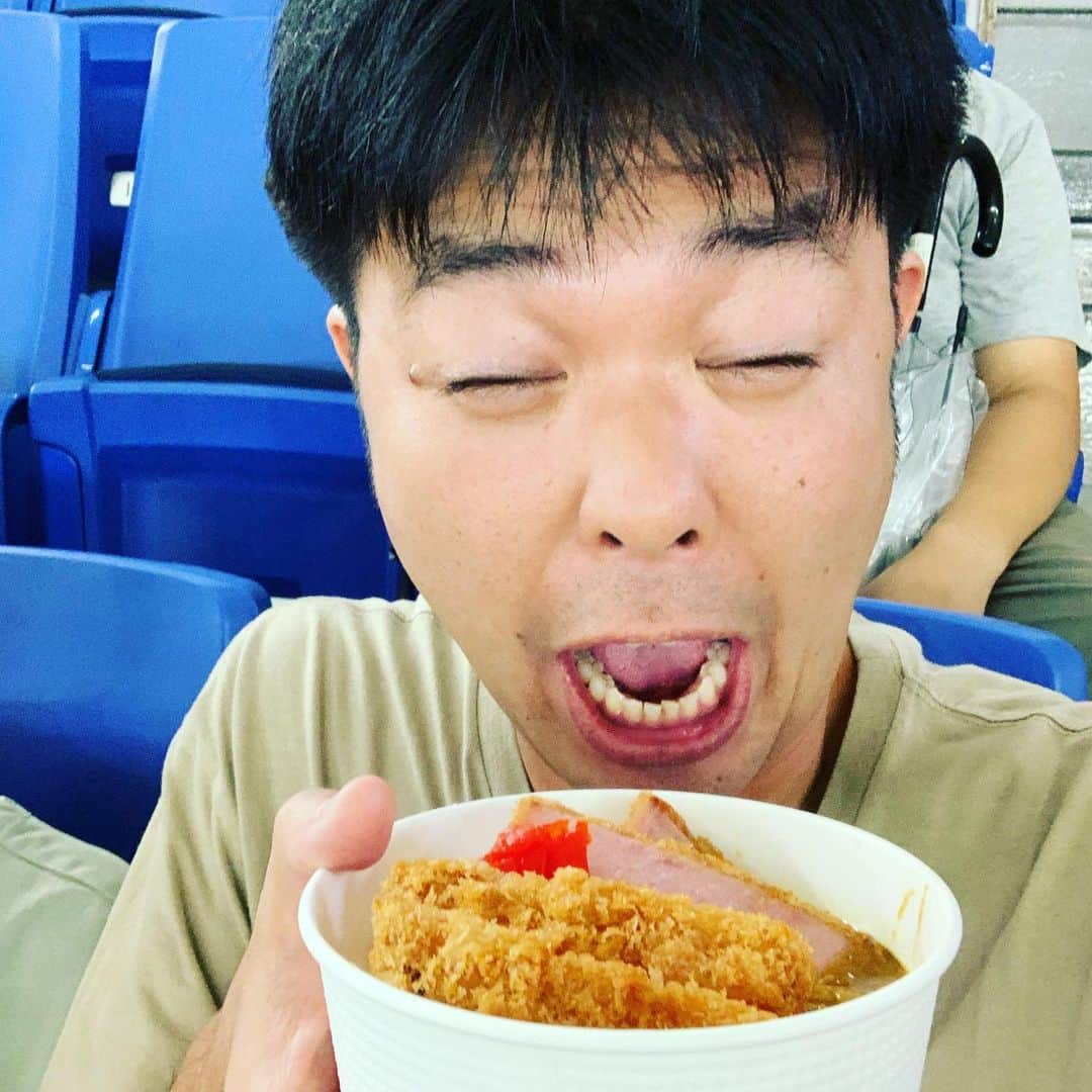 西川晃啓のインスタグラム：「気絶カツカレー  またまた後ろの人の左半身が見切れて気絶  #あるある探検隊#レギュラー#気絶#気絶の日々#ギャグ#東京ドーム#野球#観戦#今日#ハムカツカレー#日本ハム#千葉ロッテマリーンズ#後ろ#見切れてる」
