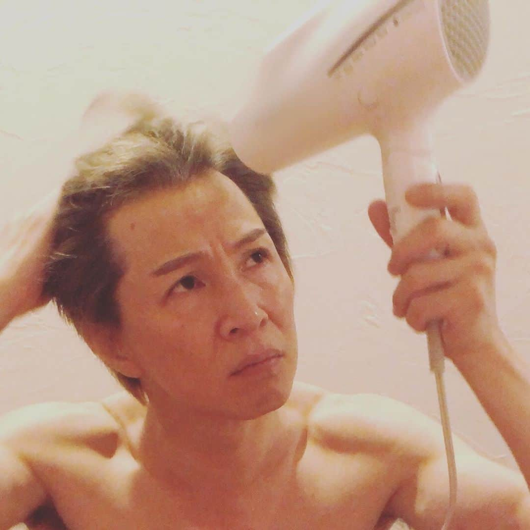 アキ（荒木良明）さんのインスタグラム写真 - (アキ（荒木良明）Instagram)「斜めぶりのザーザー雨。 一瞬でビシャビシャになったー。 こんな日は早く寝るべし。 明日もあさあさから。 みなさんいい夢を🌝  #自撮りセルフタイマー連写 #クローサ #気をつけて #雨音動画 つき #吉本新喜劇アキ #あさあさ #祇園花月 #そういう時期でしょ #生きてる証拠やねぇ #寝る」8月15日 22時46分 - mizutamareppuaki