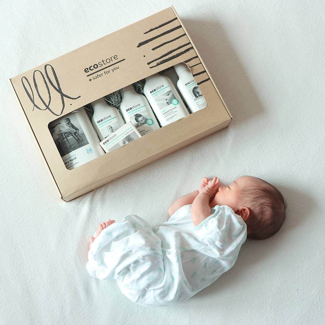 のインスタグラム：「早いもので今日で新生児期は卒業👶✨ 毎日あっという間💦改めて世の中のママさん達ってすごいなぁと尊敬です😂いや、ほんと尊敬でしかない… 体力的にも精神的にも精一杯！(笑)  明日は１ヶ月検診👶体重増えてるといいなぁ🙏💦 本日は朝から覚醒中です😅  こちらは頂いた @ecostore.jp のベビー用品🌠ベビーシリーズの入浴剤は赤ちゃんいないのに自分用に前から使ってました✨(笑) 我が子に使うのもとても楽しみです💕  #0m27d #生後27日目 #赤ちゃんのいる生活 #エコストア #ecostore #令和ベイビー #ママリ #newborn #男の子ママ #新米ママ #産後 #7月生まれ #babyboy #2019_summer_baby部 #新生児 #新生児あるある #新生児卒業」