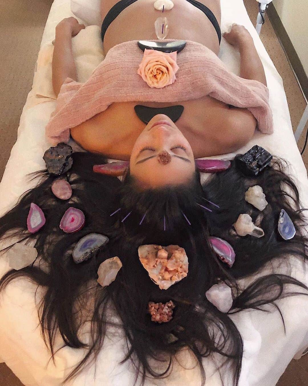 E! Onlineさんのインスタグラム写真 - (E! OnlineInstagram)「Us trying to make up for a year of stress, bad habits and negative energy on #NationalRelaxationDay. (📷: @shaymitchell)」8月15日 22時47分 - enews