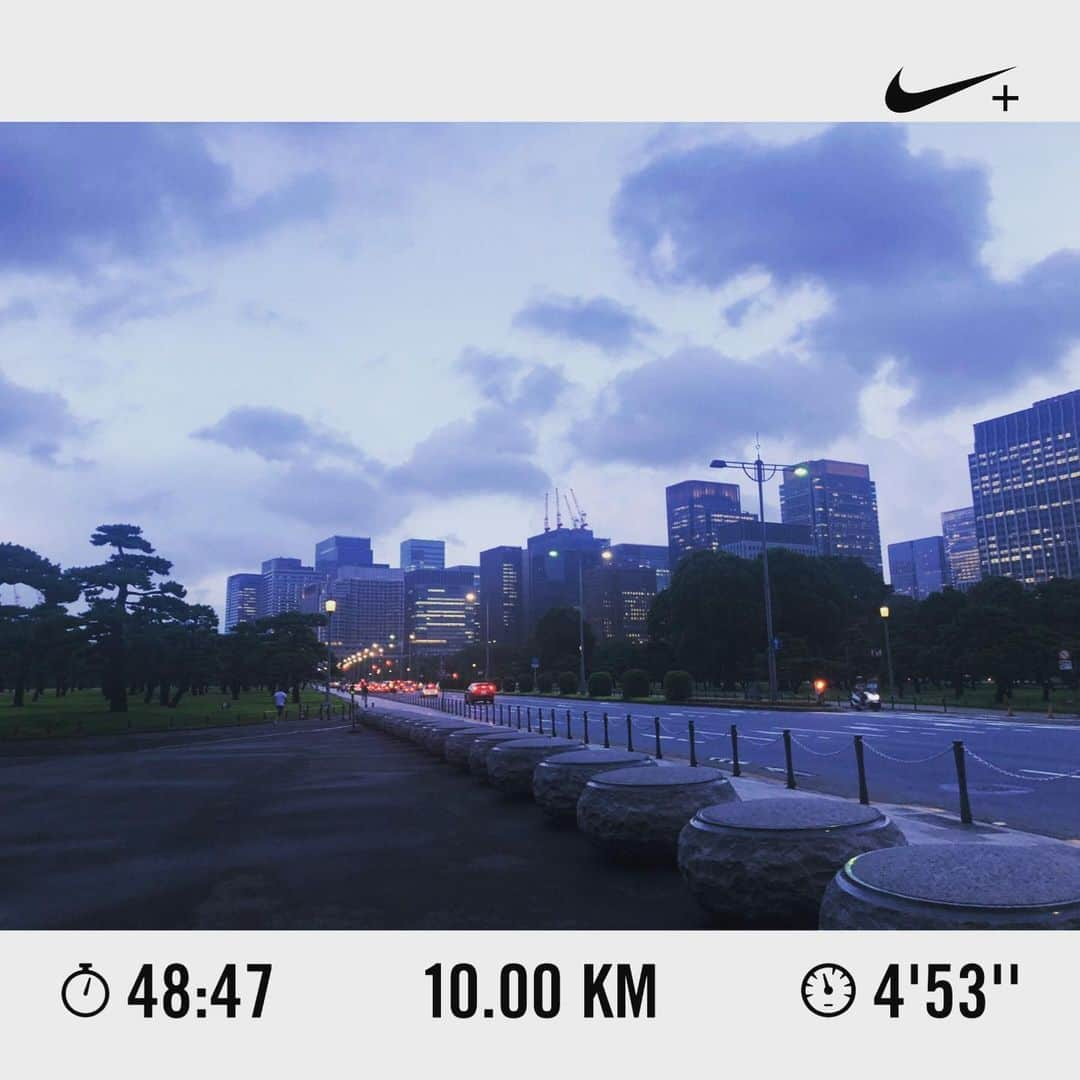 沖玲奈のインスタグラム：「皇居10km❣️急な雨で走れないかなーと思ったけど康くんの晴れパワーでなんとかなりました🤣✨🎉無理したけど最近の中ではいい記録出せたのでUP🤳 ・ 三連休の体調不良をやや引きずっててここ最近いまいち体力がなく、朝のスイム練も行けなかった罪悪感からラン頑張りました🍎w とはいえ全く余裕はなくて最後は息も上がるし頭痛くなるしで、顔面蒼白的な感じだったので知り合いに会わなくてよかった🤣笑 ・ #99T まで気付けばあと1ヶ月弱🏊‍♀️🚴‍♀️🏃‍♀️ 諸々練習を詰め込みつつ、無理ないように休息もしよっ🐠体力とともに気力も落ちるし、トレーニングってモチベーション保つの難しいw ・ あとは最近連れて行って頂いたイタリアンの写真など❣️まさかのTOP500で感激。。めちゃおススメ🙂また行きたいな😍ピッコログランデも雰囲気も料理も大好き！#running #10km #ランニング #triathlon #workout #training #皇居ラン #イタリアン #食べログ高評価 #labrianza #piccologrande」