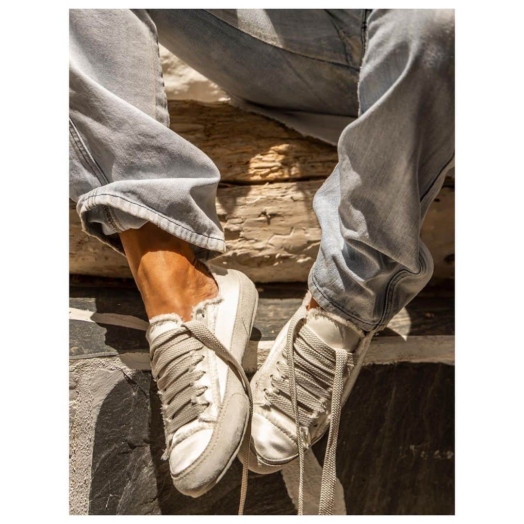 ペドロガルシアさんのインスタグラム写真 - (ペドロガルシアInstagram)「Some things are always in style. @lopezjennylopez wears style: Parson/ 'phat' laced satin sneakers in ivory satin. #pedrogarciashoes #parsonsneakers #aSatinStory #WhoIsWearingPedro」8月15日 22時50分 - pedrogarciashoes