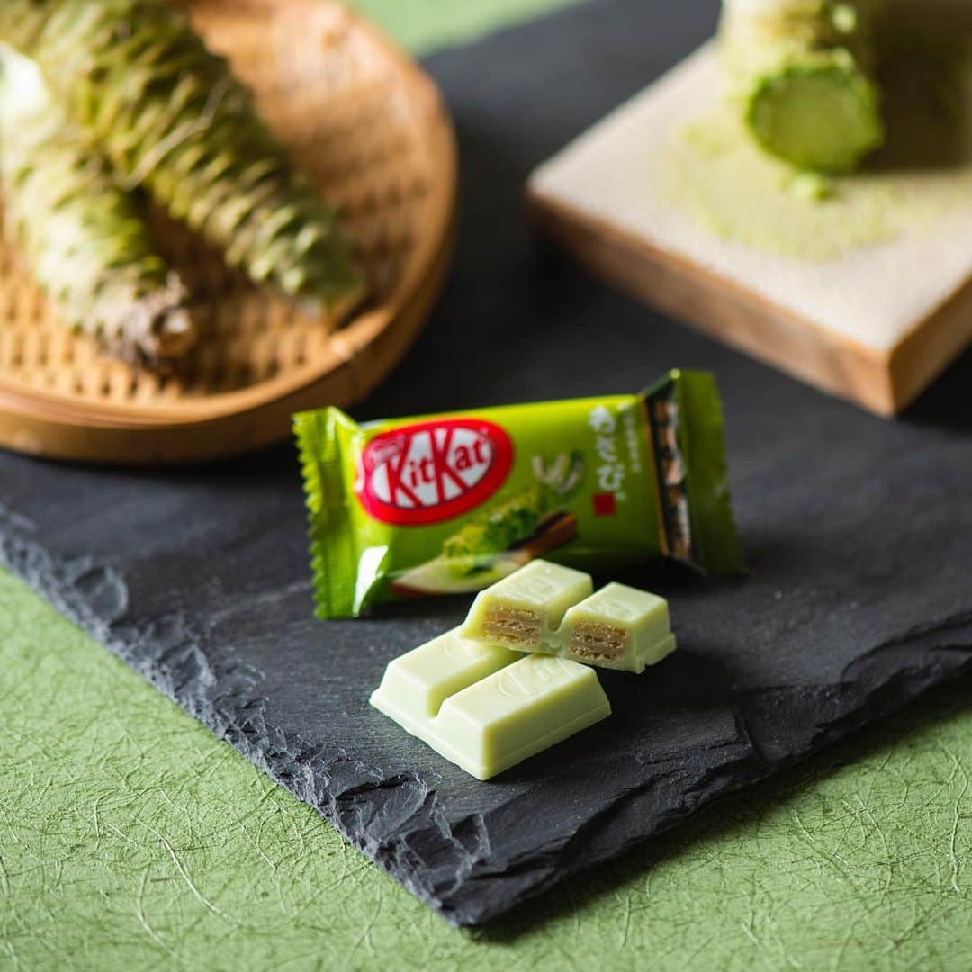 KITKAT Chocolatoryさんのインスタグラム写真 - (KITKAT ChocolatoryInstagram)「＼え・・！わさび味の”キットカット”／﻿ ﻿ 本日ご紹介するわさび味の”キットカット”、実在しますよ👀﻿ 静岡を中心に人々に愛され続ける「田丸屋本店」のわさびと”キットカット”がコラボレーションした、静岡県のご当地商品です✨﻿ ﻿ 厳選された本わさびの上品な辛さとホワイトチョコレートのまろやかな甘みの絶妙なハーモニーをお楽しみください💕﻿ ﻿ ﻿ ﻿ ﻿ ﻿ ﻿ ﻿ #キットカット#ご当地キットカット#ご当地#静岡#関東#わさび#田丸屋本店#ブレイク#チョコレート#チョコ#チョコ好き#チョコレート好き#チョコレート大好き#スイーツ#おやつ#お菓子#kitkat#haveabreak#chocolate#sweets#japan#shizuoka#wasabi#奇巧巧克力﻿」8月15日 22時51分 - kitkat_japan_official