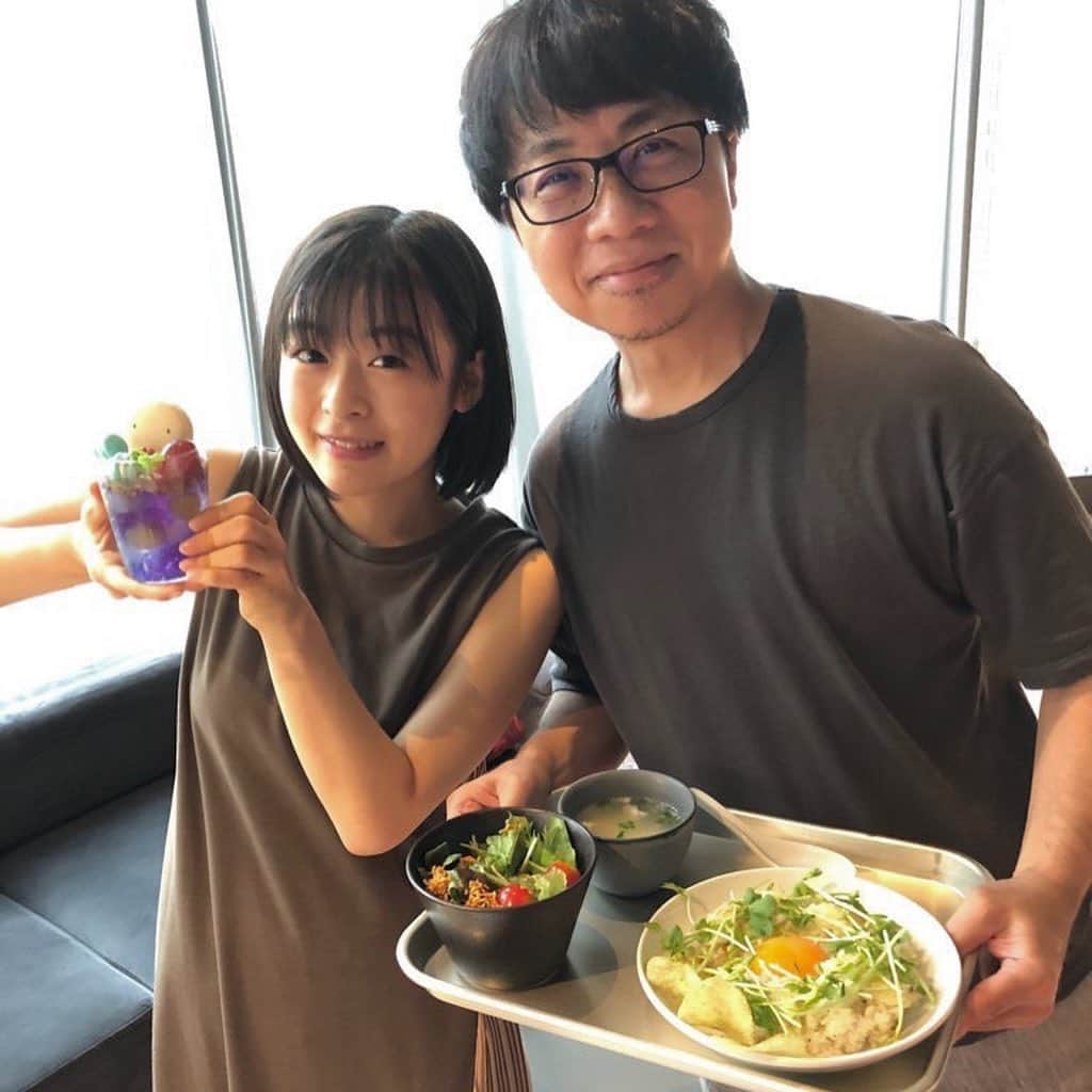 森七菜さんのインスタグラム写真 - (森七菜Instagram)「新海誠監督やスタッフの方を急遽お誘いして（ほぼ強制的に😅）渋谷の「天気の子カフェ」へ行ってきました🍹🍽 あのシーンで須賀さんが食べる"チキン南蛮"や陽菜が作った"チャーハン&サラダ&スープ"、帆高と陽菜と凪の3人で食べたあの夜の"冷凍食品"などなど😋 映画に出てきたものが実際に食べれて感動しっぱなしでした💕 #天気の子カフェ #美味しかった #楽しかった #また行きたいって #次はグッズを買わなくては！#27日までらしいです #hotelkoe #天気の子 #新海誠 監督 #森七菜」8月15日 22時51分 - morinana_official