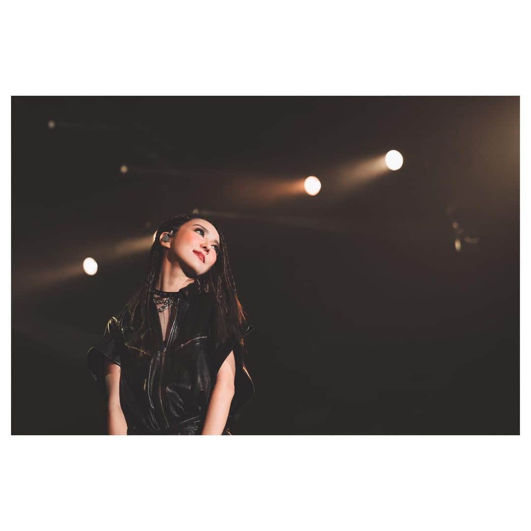 フィオナ・シットさんのインスタグラム写真 - (フィオナ・シットInstagram)「#DJF #JOOXLIVE #ontherocks #jooxhk  #薛凱琪 #fionasit #dearjane Outfit: @iroparis @ithk @giuseppezanotti」8月15日 22時51分 - physit