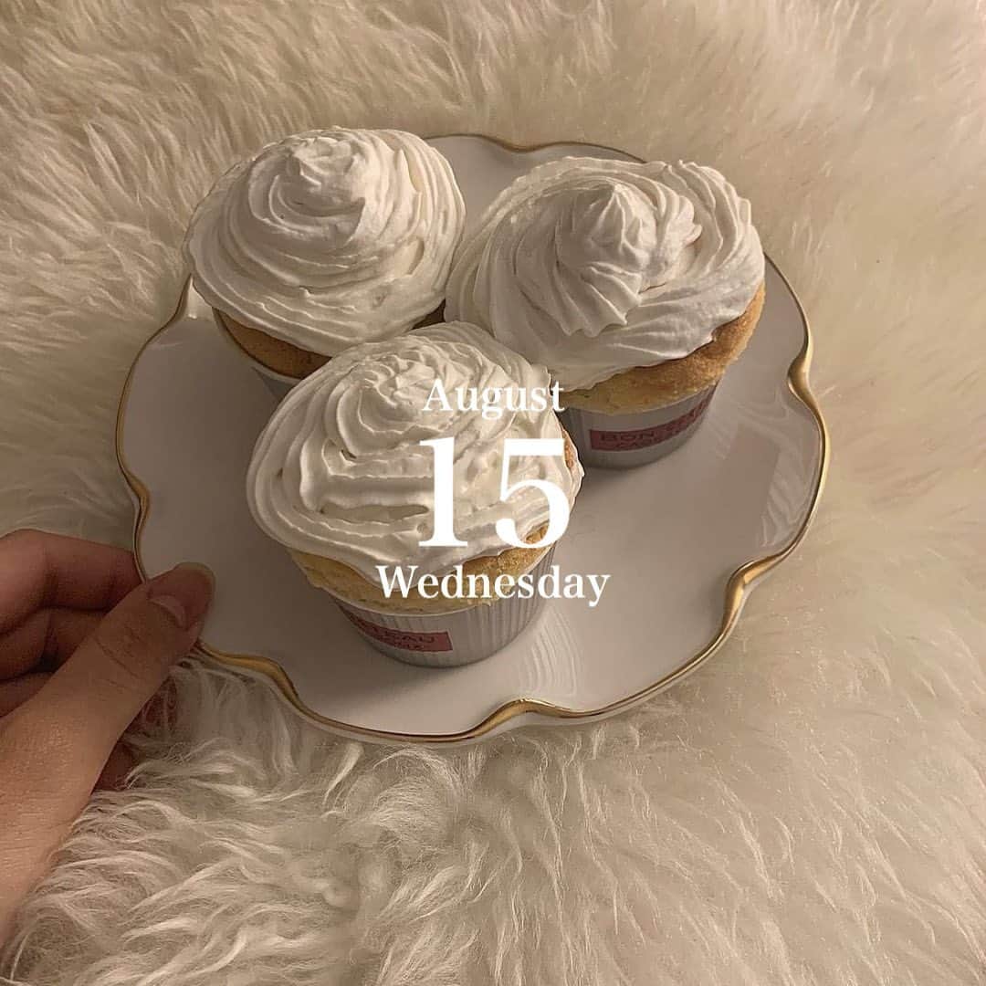 bis_web bis [ビス] さんのインスタグラム写真 - (bis_web bis [ビス] Instagram)「August 15, Wednesday﻿ ﻿ ﻿ 🍒﻿ ﻿ ﻿ 暑い夏は涼しい部屋で﻿ #おうちカフェ がオススメ🍽﻿ ﻿ スイーツの上に﻿ 旬のフルーツや生クリームで可愛く盛りつけて。﻿ ﻿ 映画や雑誌を眺めながら過ごす休日もおすすめ💭﻿ ﻿ ﻿ ﻿ ﻿ ﻿ ﻿ #夏 #﻿おうちカフェ #カフェ風 #カフェ好き #スイーツ #カフェ活 #cafe #カフェラテ #カフェメニュー #スイーツテロ #スイーツ女子 #スイーツ大好き #マフィン #ホットケーキ #パンケーキ #ブラウニー #チョコレートブラウニー #フレンチトースト #ドーナツ #ケーキ #手作りケーキ #手づくりケーキ #甘党 #bis_web」8月15日 22時51分 - bis_web