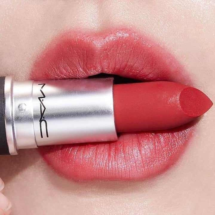 M•A•C Cosmetics Franceさんのインスタグラム写真 - (M•A•C Cosmetics FranceInstagram)「M·A·C - POWDER KISS 💄 "Je ne jurais que par les rouges à lèvres mats qui sont déjà extra mais alors ce rouge à lèvres est devenu mon nouveau chouchou ! Sa texture est inédite, il y a de l'hydratation et un rendu tout doux et mat à la fois sans assécher les lèvres ( moi qui ai les lèvres sèches) ! Le rendu est naturel et frais, un vrai bijou, à recommander d'urgence ! À utiliser également avec les crayons mats pour un effet naturel et élégant à la fois!"Faiza, cliente M·A·C ! Et vous, vous craquez quand ? 😜  Teinte :"Werk Werk Werk" Crédit photo : @maccosmeticsthailand #maccosmetics #maccosmeticsfrance #macpowderkiss #powderkiss #macwerkwerkwerk」8月15日 14時00分 - maccosmeticsfrance