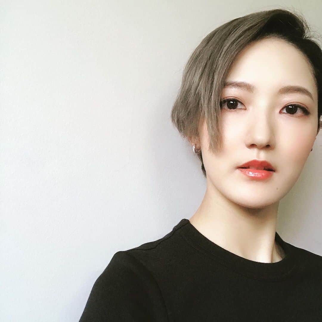 花野じゅりあさんのインスタグラム写真 花野じゅりあinstagram 最近 チークはニュアンスで入ってるくらい 軽めのほうが好き カラーレスだけど 立体感があって 血色も少しあるような感じを目指してます マックのコントアーパレット とってもいい