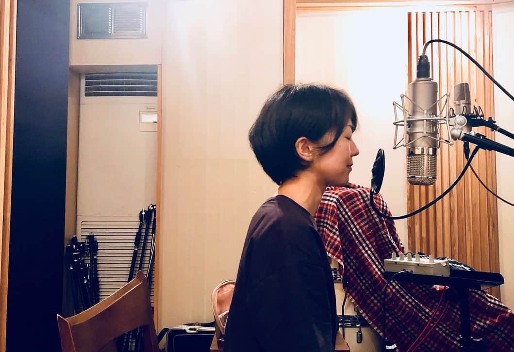 熊木杏里のインスタグラム：「歌入れの時間。 切り取ると時間はそこで 止まっている様。  しかし確実に完成に向かっています！ 今回、全ての編曲を担ってくれた森田くんの音楽感が 曲たちにとても似合っていて嬉しいです。  秋の夜長の🌾 お供に聴いて頂けますように 最後まで頑張ります。」